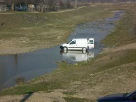 Auto im Fluss.JPG